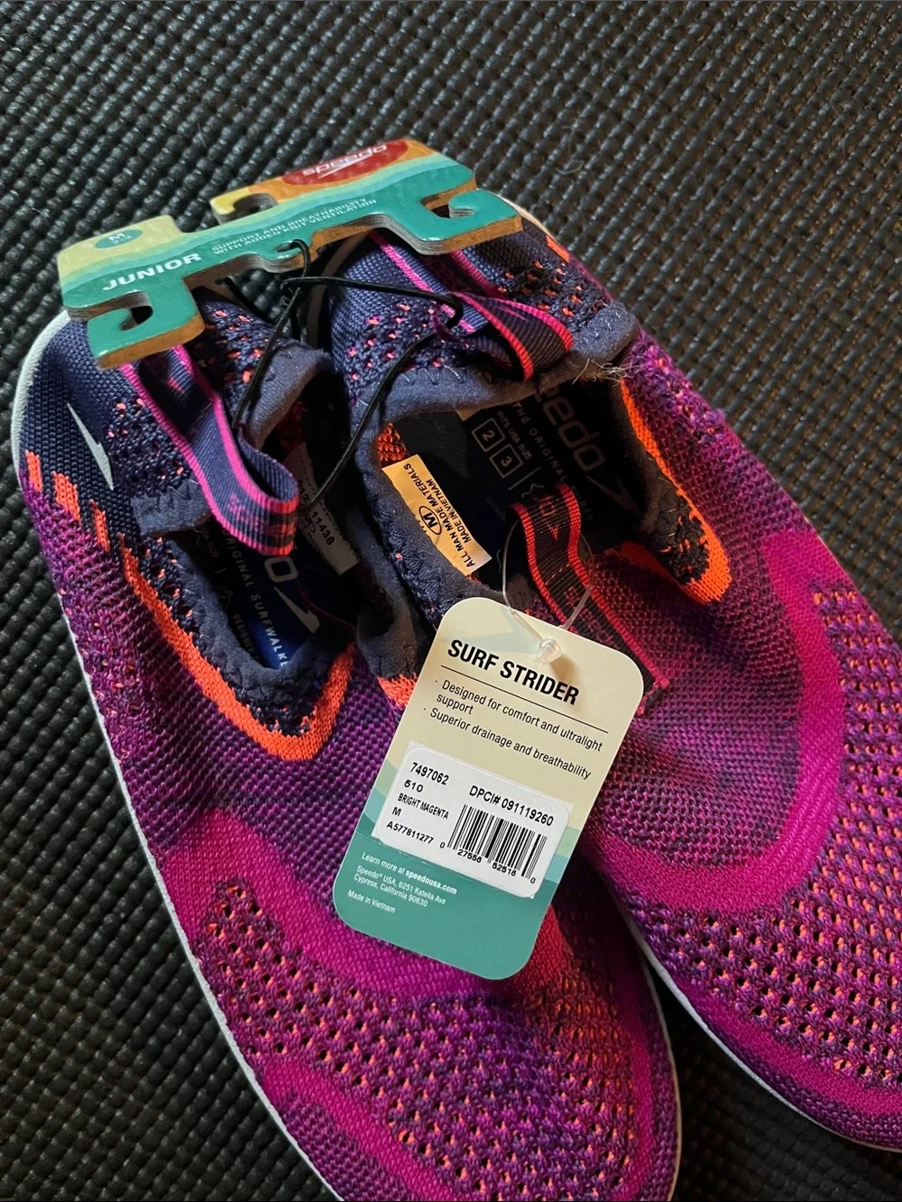 Speedo junior surf strider water beach shoes - NWT - size medium 2/3